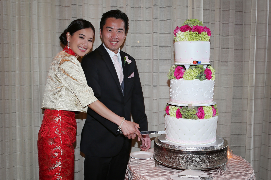 cutting wedding cake picture, casa marina resort wedding venue, key west wedding photographers