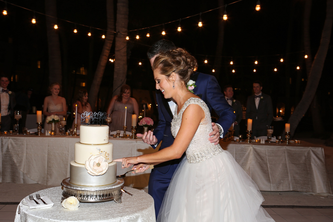 Cake cutting Picture, Casa marina wedding venue, Groom and Bride cutting the cake photo, 