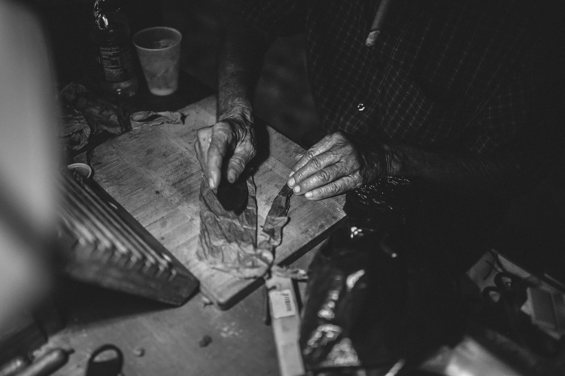 hand picture, rolling cigar picture, cigar picture, romi burianova photography, key west photographer