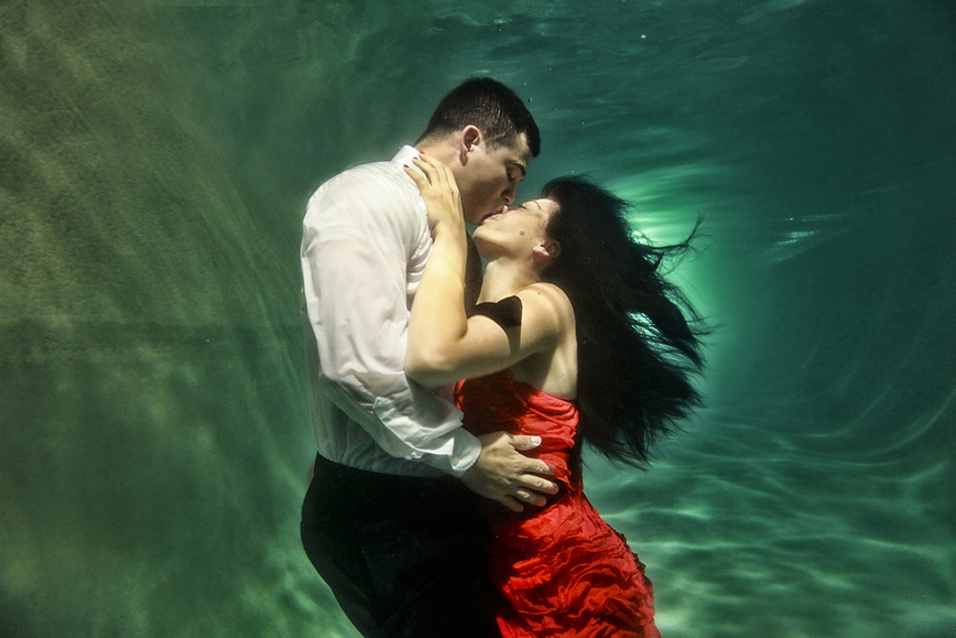 underwater engagement photo, save the date card underwater, ideas for save the date card, submerged, underwater picture,