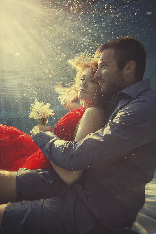 underwater engagement photo, save the date card underwater, ideas for save the date card, submerged, underwater picture,