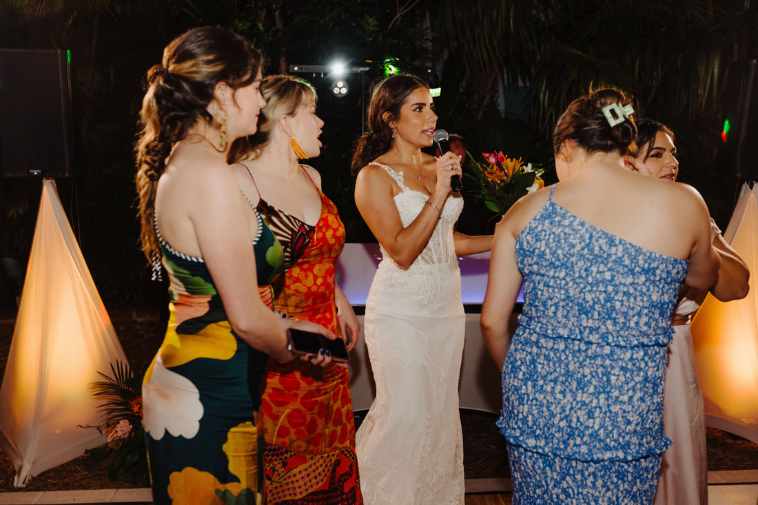 Bouquet toss picture