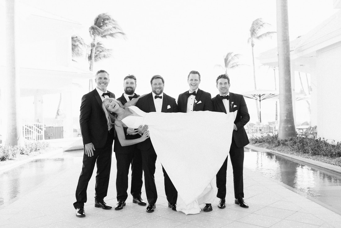 Bride picture with the groomsman 